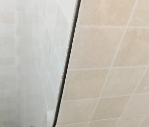 鹿寨瓷砖空鼓维修公司分享阳台瓷砖脱落的修复过程可以分为以下几个步骤