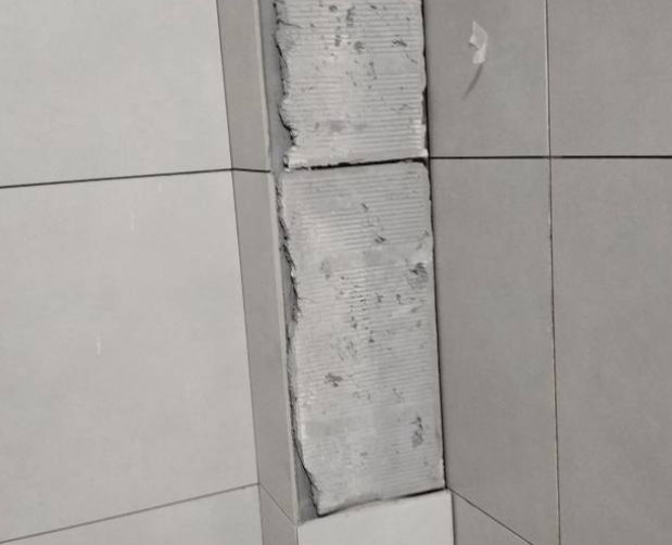 鹿寨瓷砖空鼓维修公司分享下瓷砖施工前基层浇水润湿程度不足，可能导致以下问题